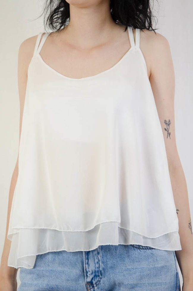 Biała bluzka mgiełka na ramiączkach