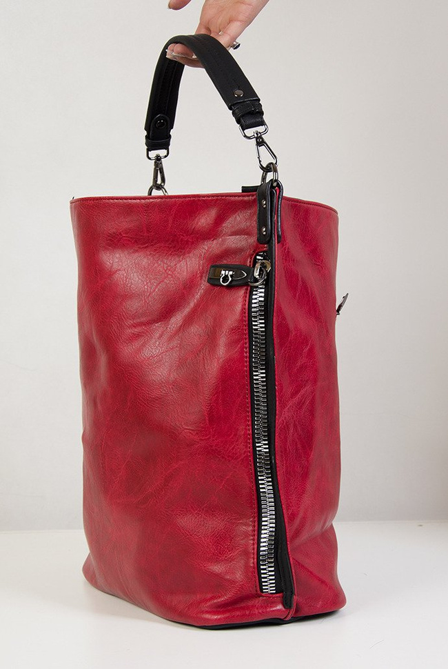 Duża czerwona torebka z ozdobnym zamkiem z boku