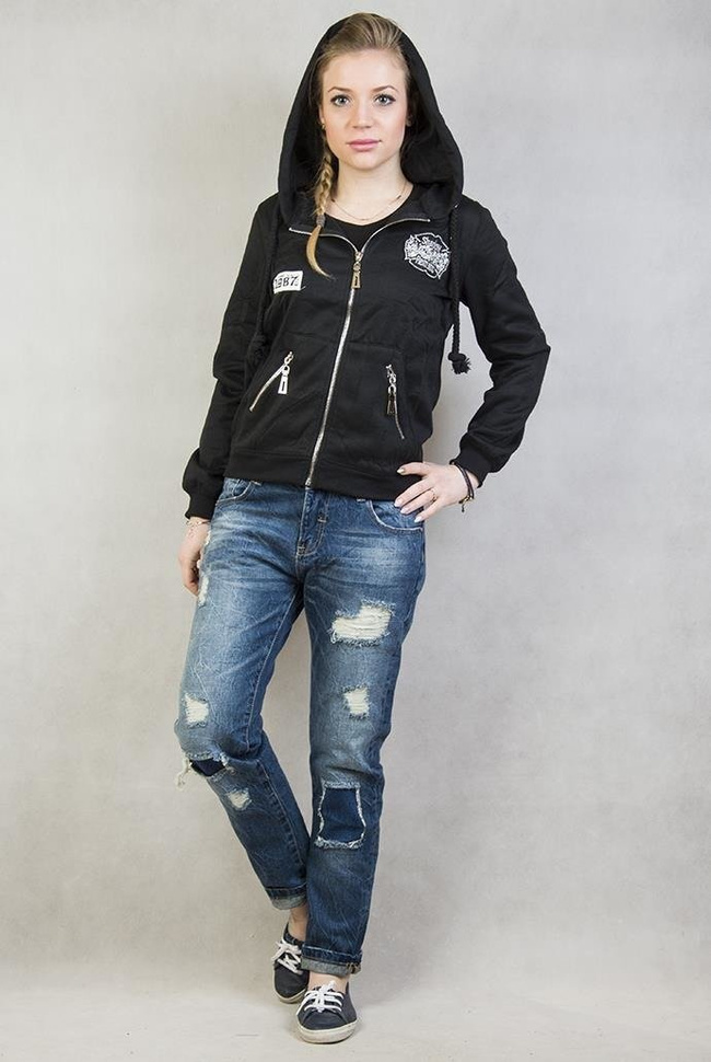 Czarna bluza z kapturem i naszywkami, zapinana na zamek