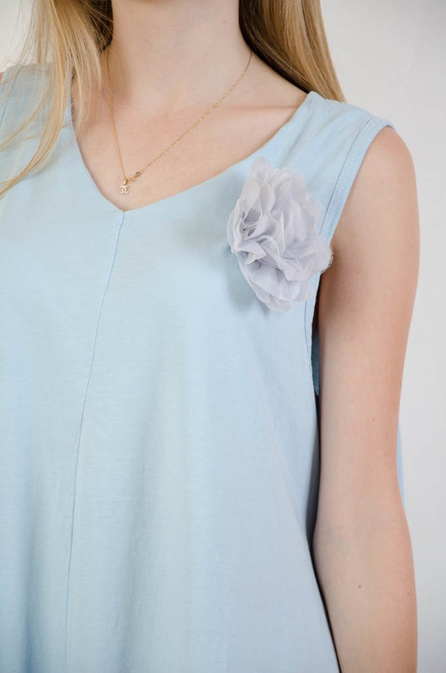 Niebieska rozkloszowana sukienka z dekoltem w serek oraz przypinką