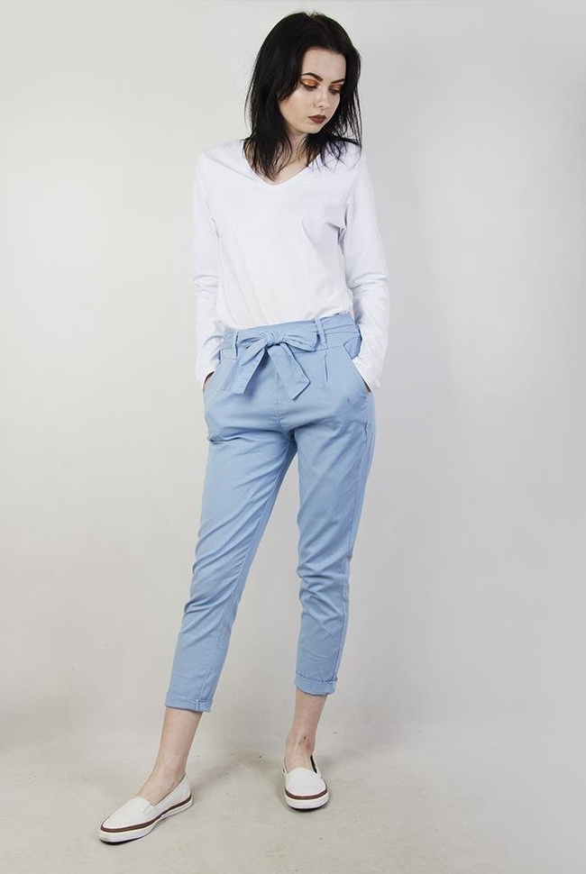 Niebieskie spodnie materiałowe z kokardą w pasie