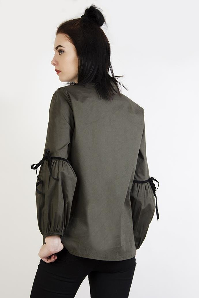 Zielona koszula z czarnymi, aksamitnymi wstążkami