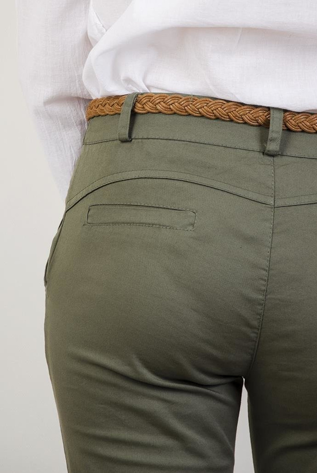 Zielone spodnie materiałowe z brązowym paskiem