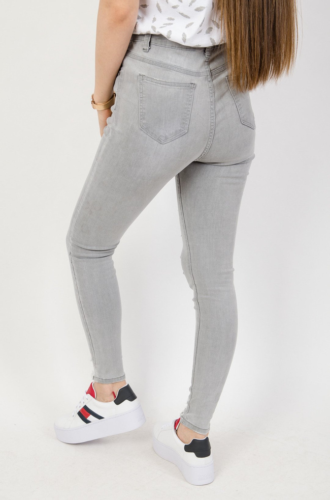 Jasno szare spodnie jeansowe z przetarciami 