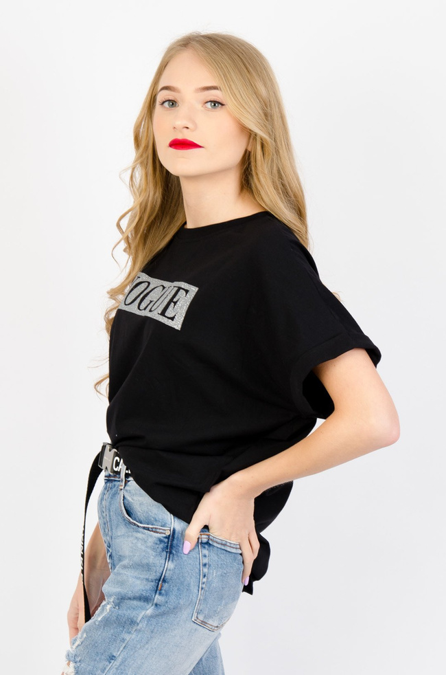 CZARNY T-SHIRT Z NAPISEM Z WYCIĘCIEM NA PLECACH