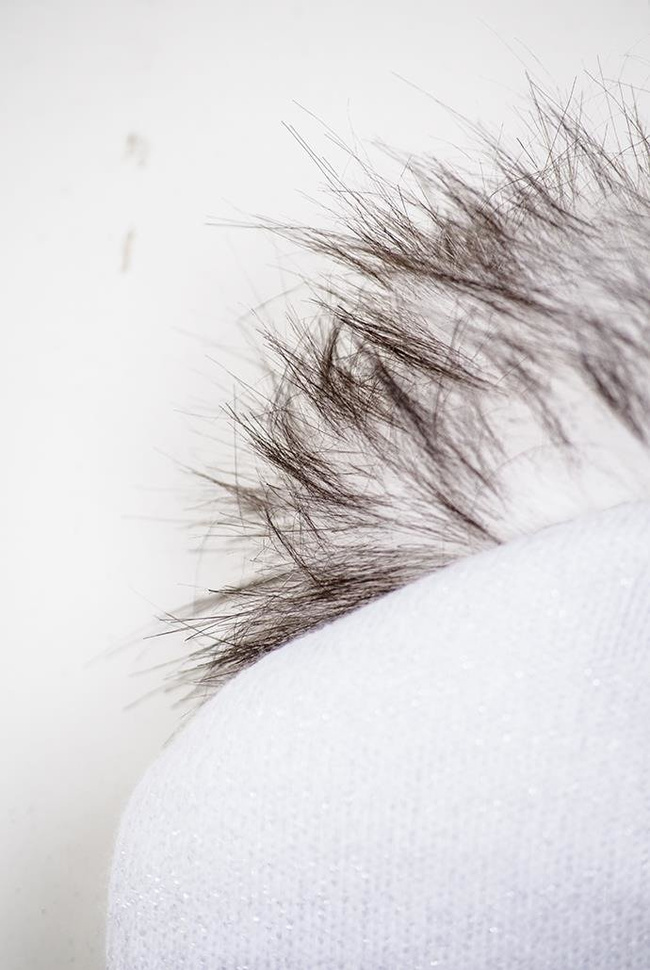 Biała czapka z wszywką z serduszkiem i pomponem