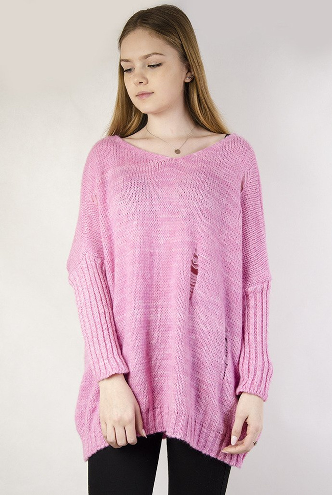 Różowy sweter oversize z dziurami oraz dekoltem w serek