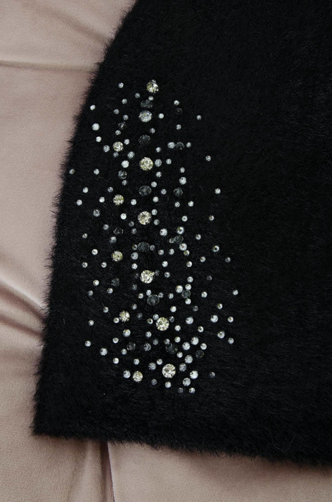 CZARNA FUTRZANA CZAPKA Z OZDOBNYMI KRYSZTAŁKAMI