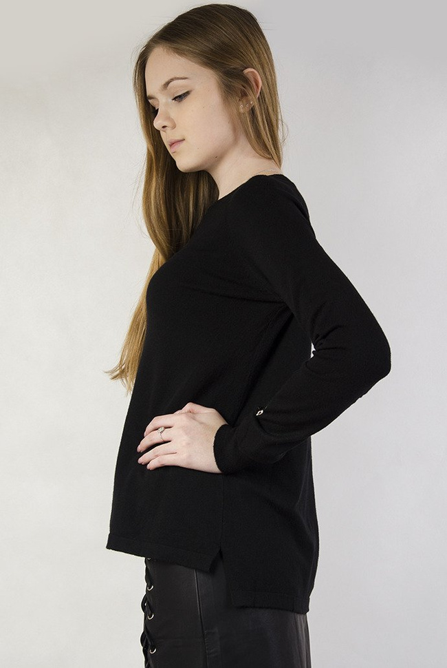 Czarny sweterek z kwiatami haftowanymi na rękawach