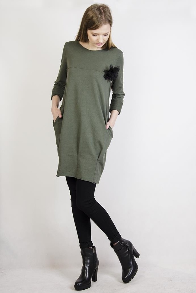 Zielona tunika z czarnym kwiatem