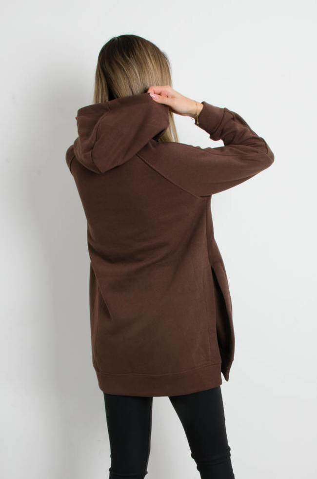 BLUZA OVERSIZE Z ROZCIĘCIAMI PO BOKACH I OZDOBNĄ NASZYWKĄ- CIEMNY BRĄZ