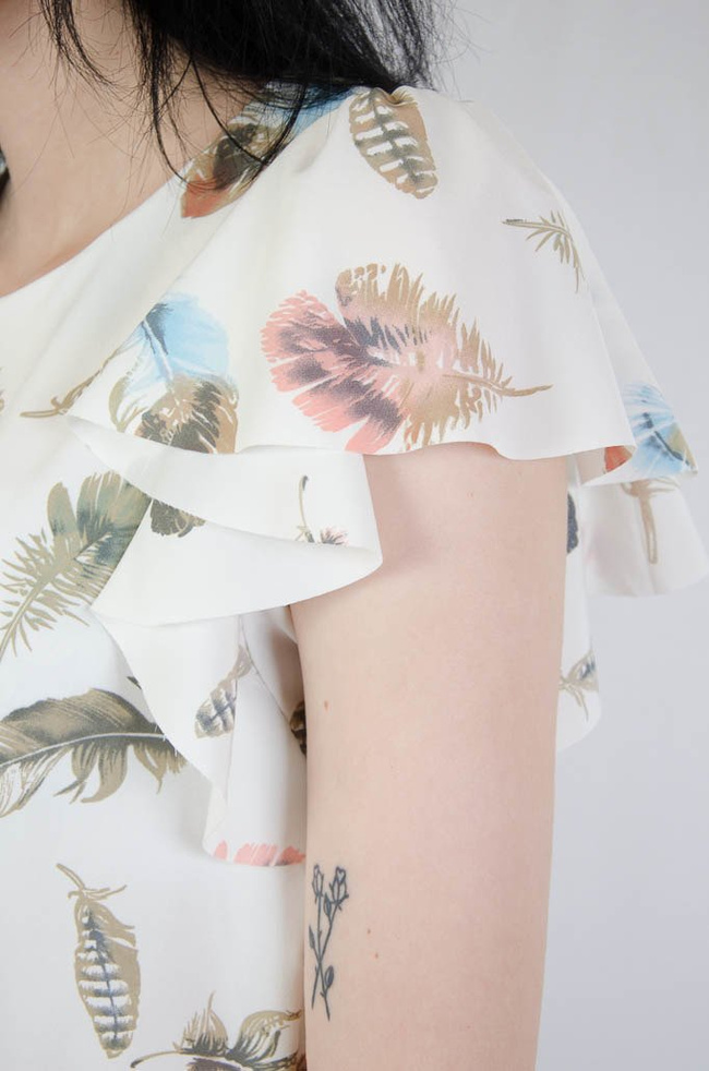 Biała bluzka w kolorowe piórka