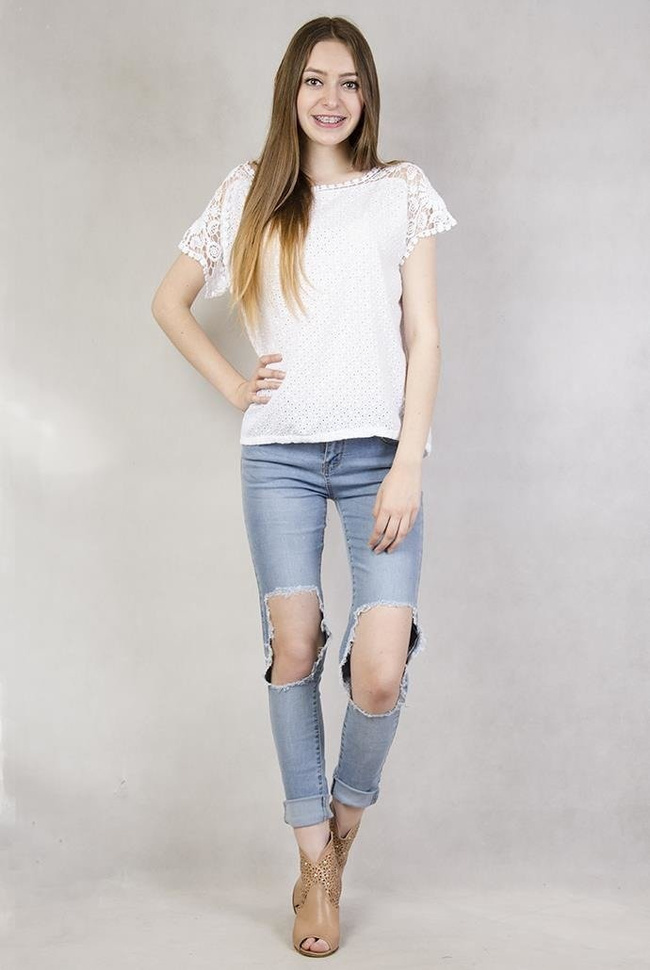 Biała bluzka z koronkowymi rękawkami