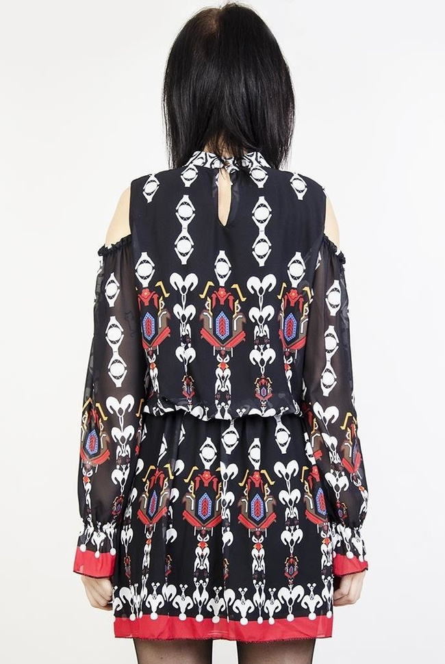 Wzorzysta sukienka z wycięciami na ramionach