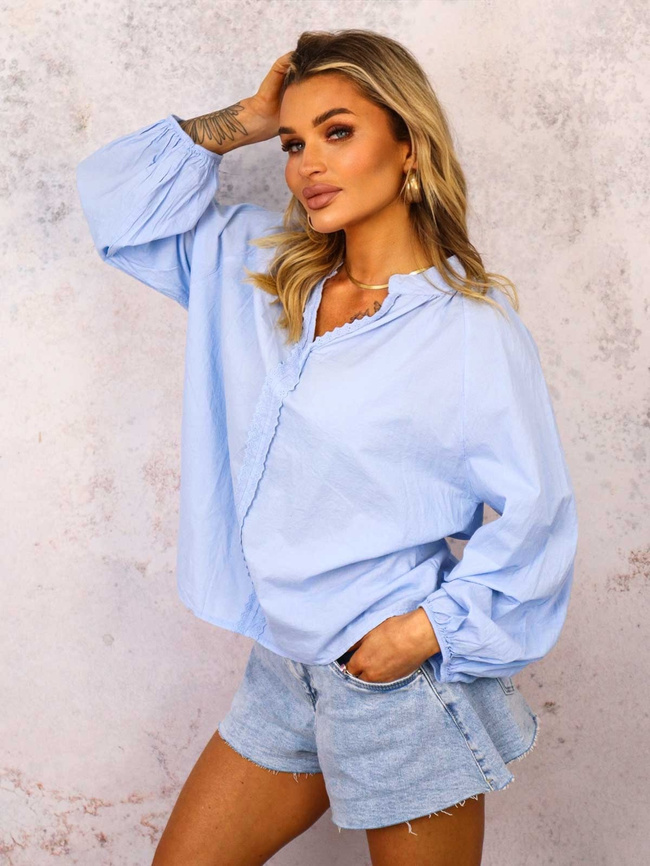 BLUZKA KOSZULOWA Z OZDOBNYM HAFTEM- NIEBIESKA