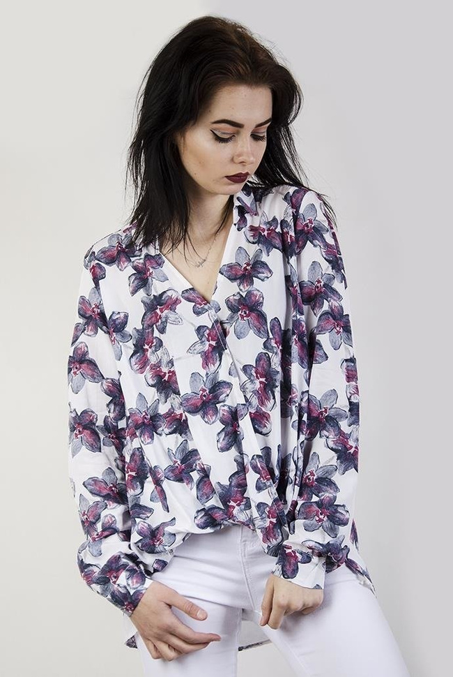 Biała, asymetryczna koszula w kwiaty z przeszyciem