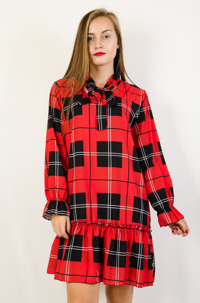Czerwona sukienka w kratę z falbaną na dole