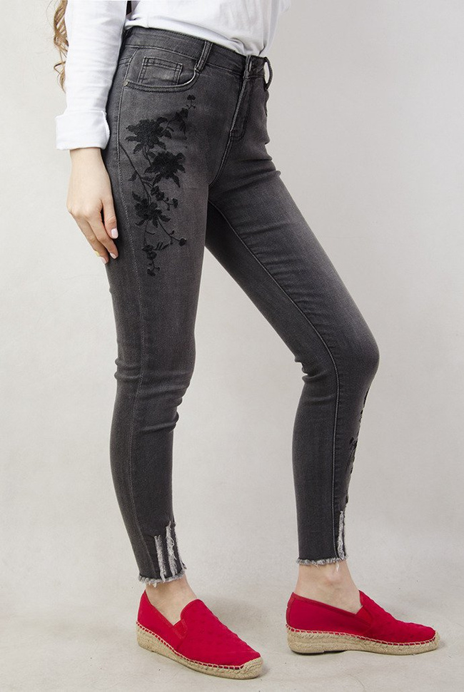 Szare spodnie jeansowe z naszywkami