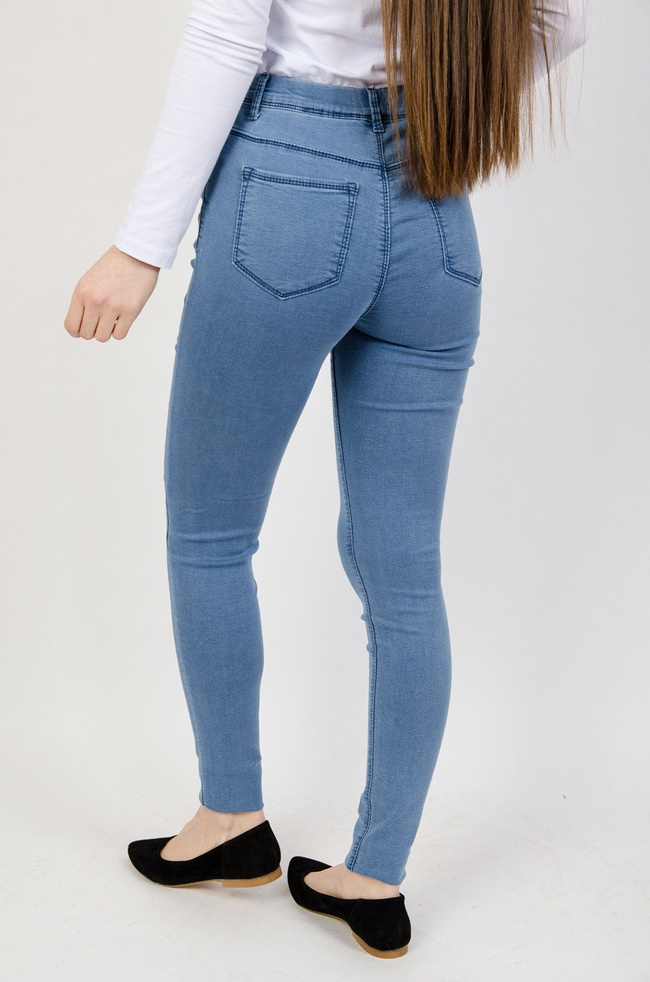 Niebieskie jegginsy z przylegającą nogawką