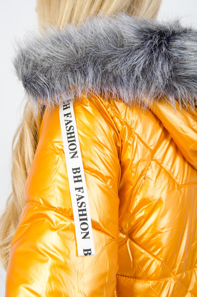 Żółta błyszcząca kurtka z futerkiem przy kapturze