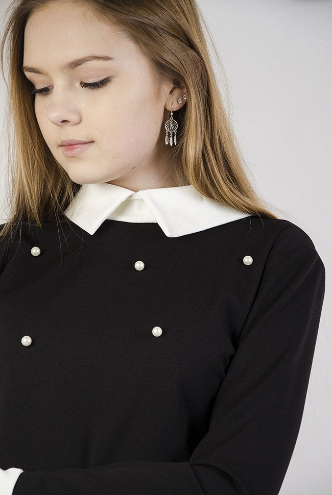 Czarna sukienka z jasnym kołnierzem i mankietami