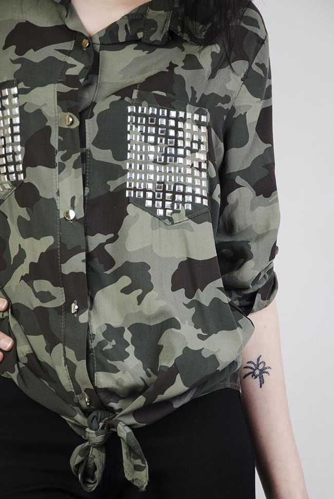 Koszula moro z wiązaniem na dole i ćwiekami przy kieszonkach