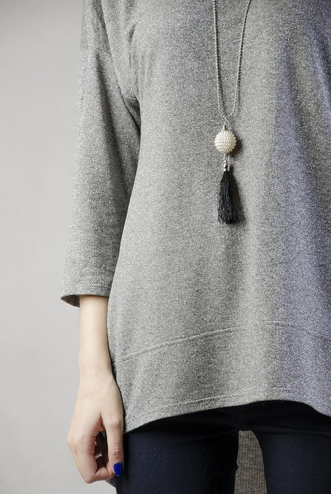 Bluzka przeplatana srebrną nitką z wisiorkiem