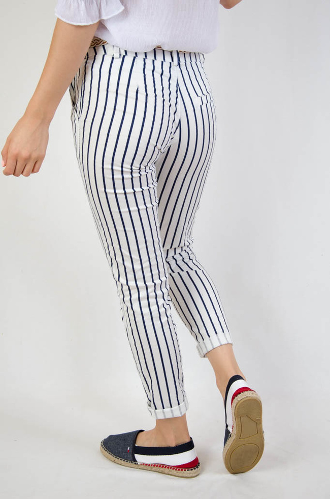 Spodnie materiałowe z paskiem i kieszeniami w cienkie paski