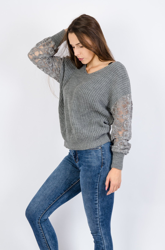 Szary sweter z koronkowymi rękawami