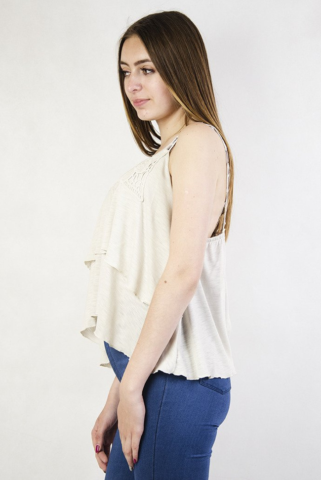 Beżowa bluzka z falbankami i ażurowymi zdobieniami