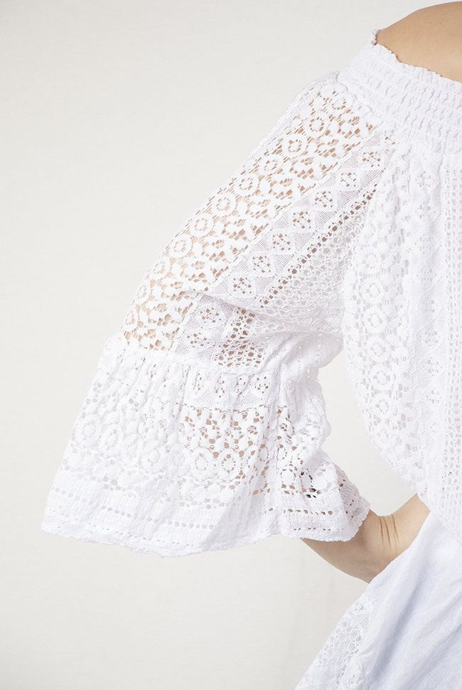Biała ażurowa bluzka z falbanką na dole