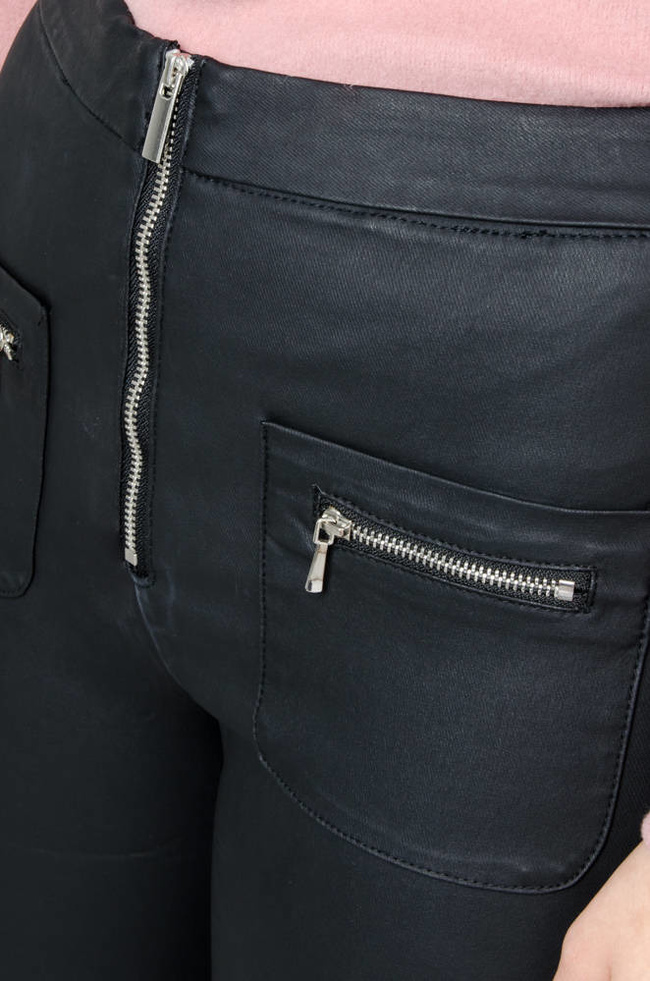 CZARNE SPODNIE WOSKOWANE Z KIESZONKAMI ZAMKI - WYSOKI STAN