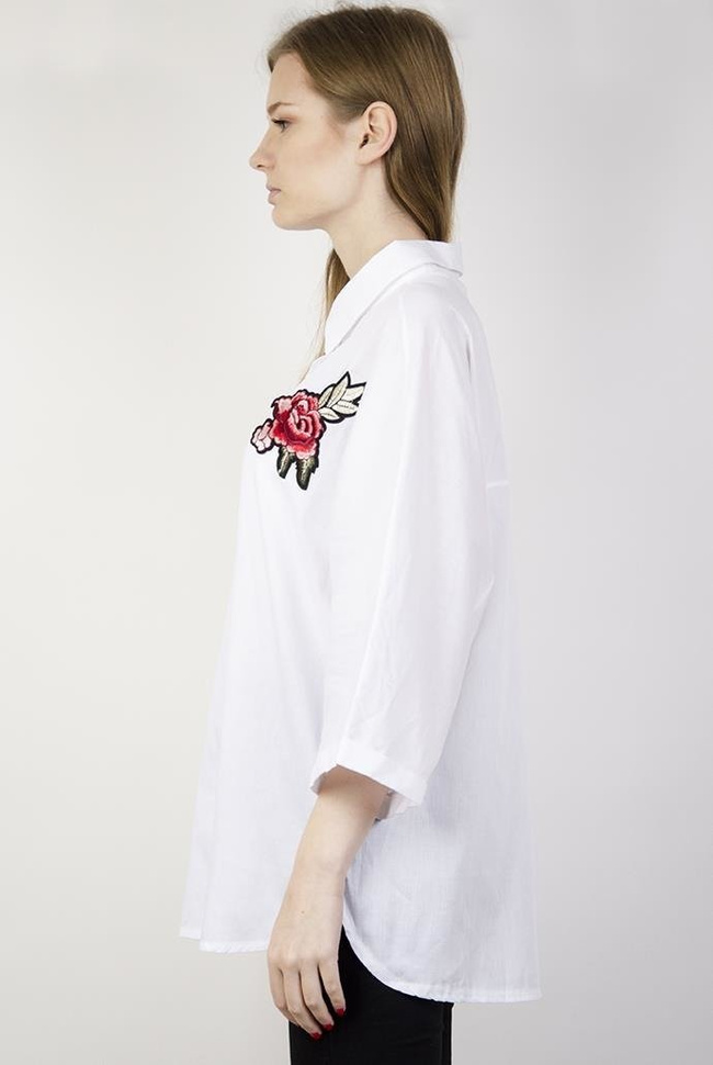 Biała koszula z szerokimi rękawami i naszywką