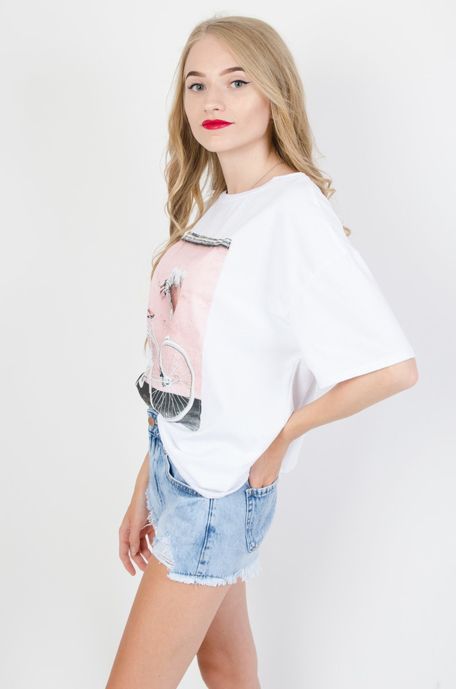 Biała asymetryczna bluzka z naszywką