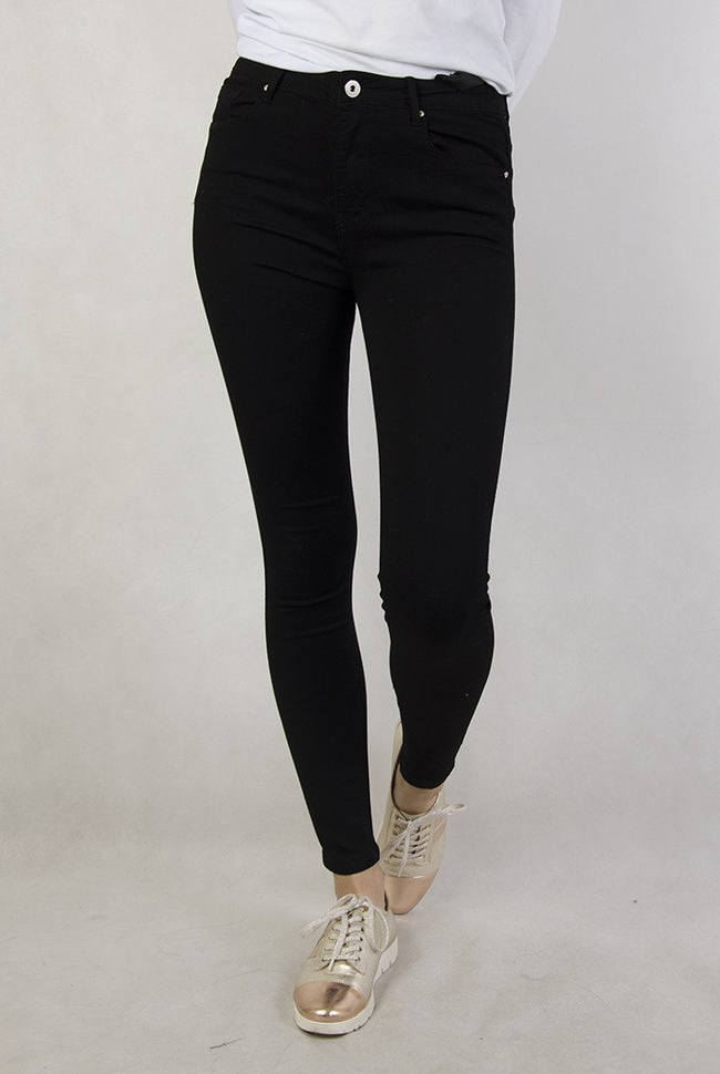 Czarne spodnie przylegające z wysokim stanem