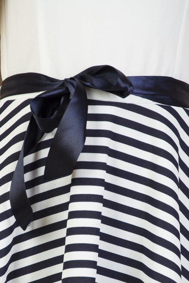 Biała sukienka z granatowymi paskami na dole