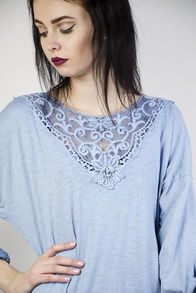 Jasnoniebieska bluzka z wiązaniem na dole