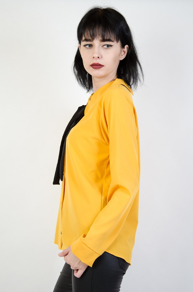 Musztardowa koszula z wiązaniem przy szyi 