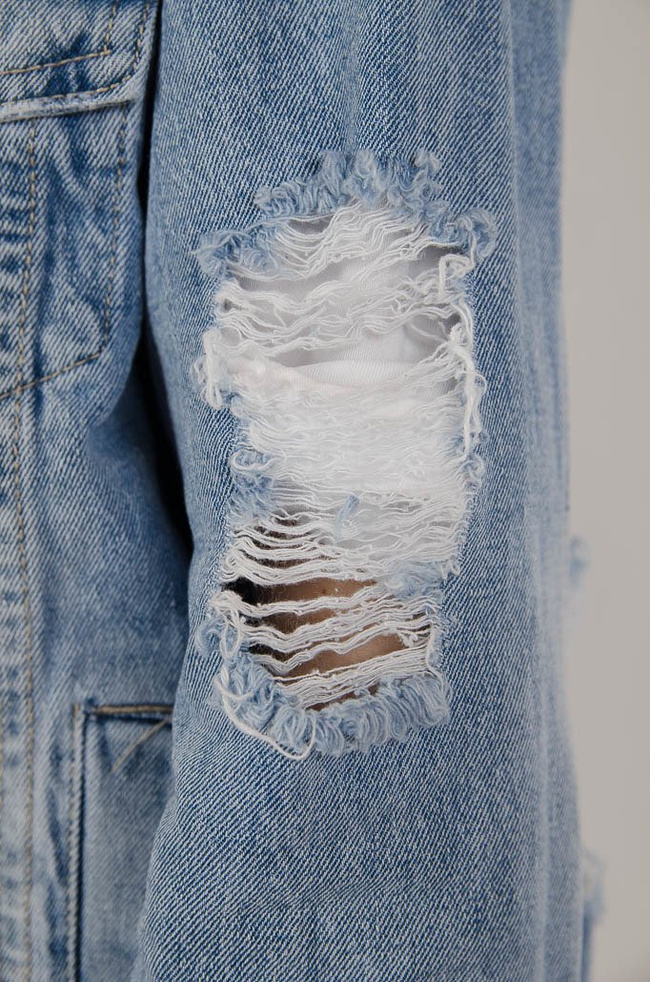 Kurtka jeansowa z licznymi przetarciami