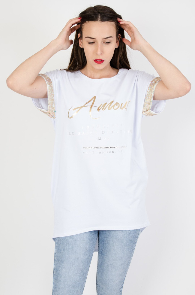 Biała tunika ze złotym napisem i cekinami na rękawie