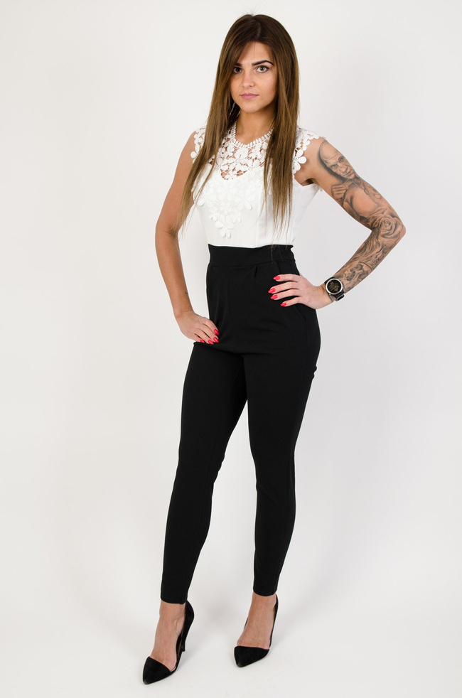 Biało- czarny kombinezon z koronką przy dekolcie