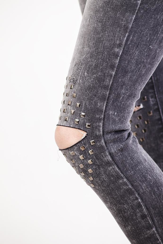 Szare spodnie jeansowe z ćwiekami i wycięciem