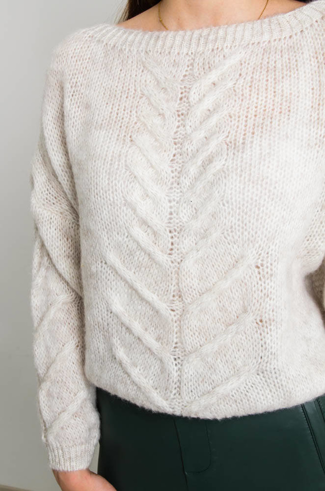 BEŻOWY SWETER O LUŹNYM KROJU