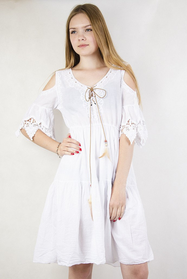 Biała sukienka boho z rzemykiem