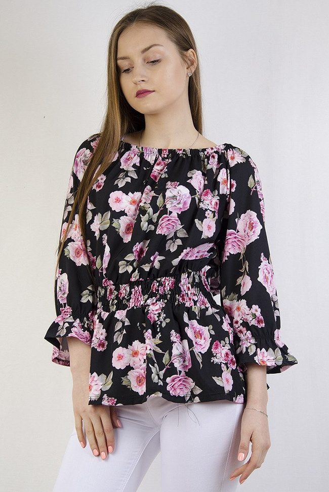 Czarna bluzka w kwiaty ze ściągaczem w pasie