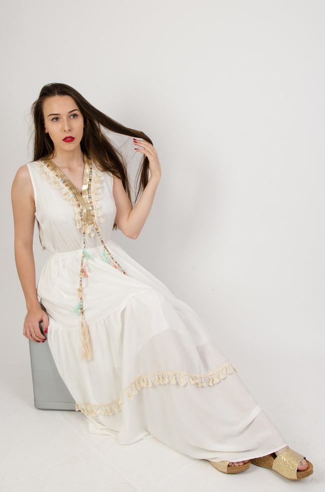 Długa sukienka ze złotymi cekinami obszyta pastelowymi frędzlami