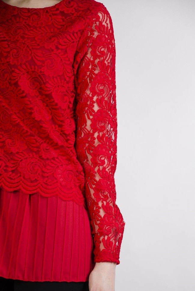 Czerwona koronkowa bluzka, z plisowanym przedłużeniem