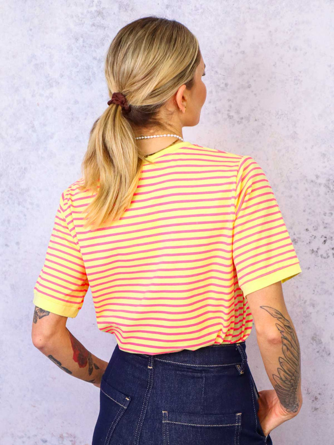 T-SHIRT OVERSIZE W PASKI- ŻÓŁTO-RÓŻOWY