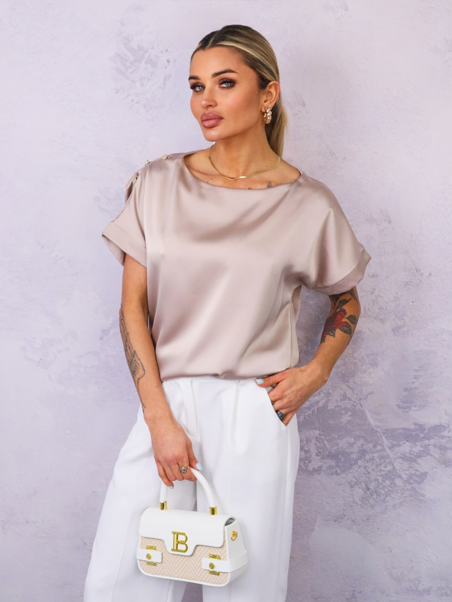 SATYNOWA BLUZKA Z OZDOBNYMI GUZIKAMI NA RAMIENIU- BEŻOWA