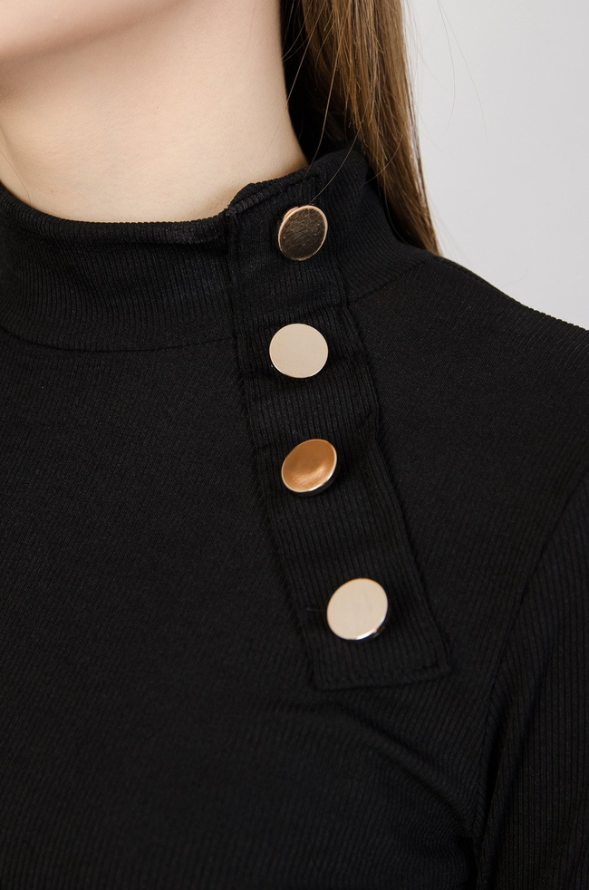 Czarna prążkowana sukienka ze złotymi guzikami